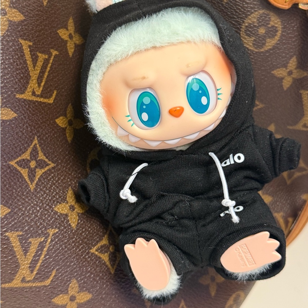 ALO Yoga outfit Labubu